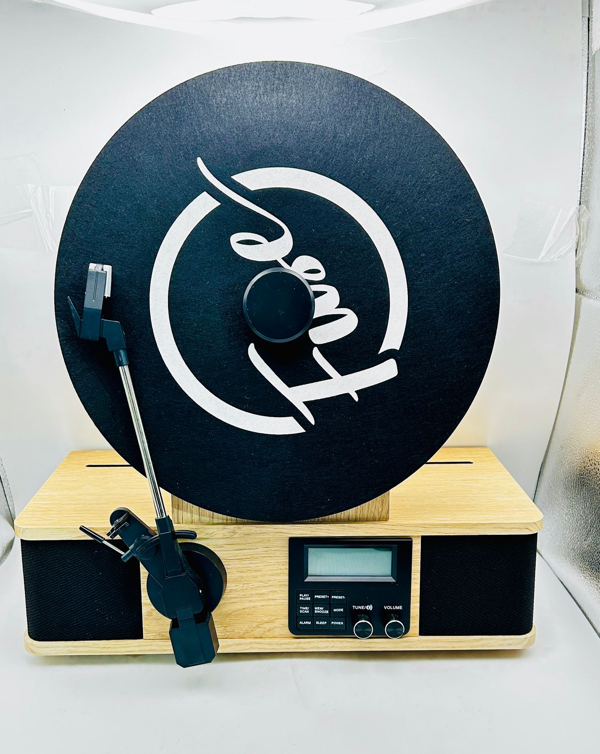 Fuse Vertical – pionowy gramofon Mid-Century z Bluetooth i radiem FM