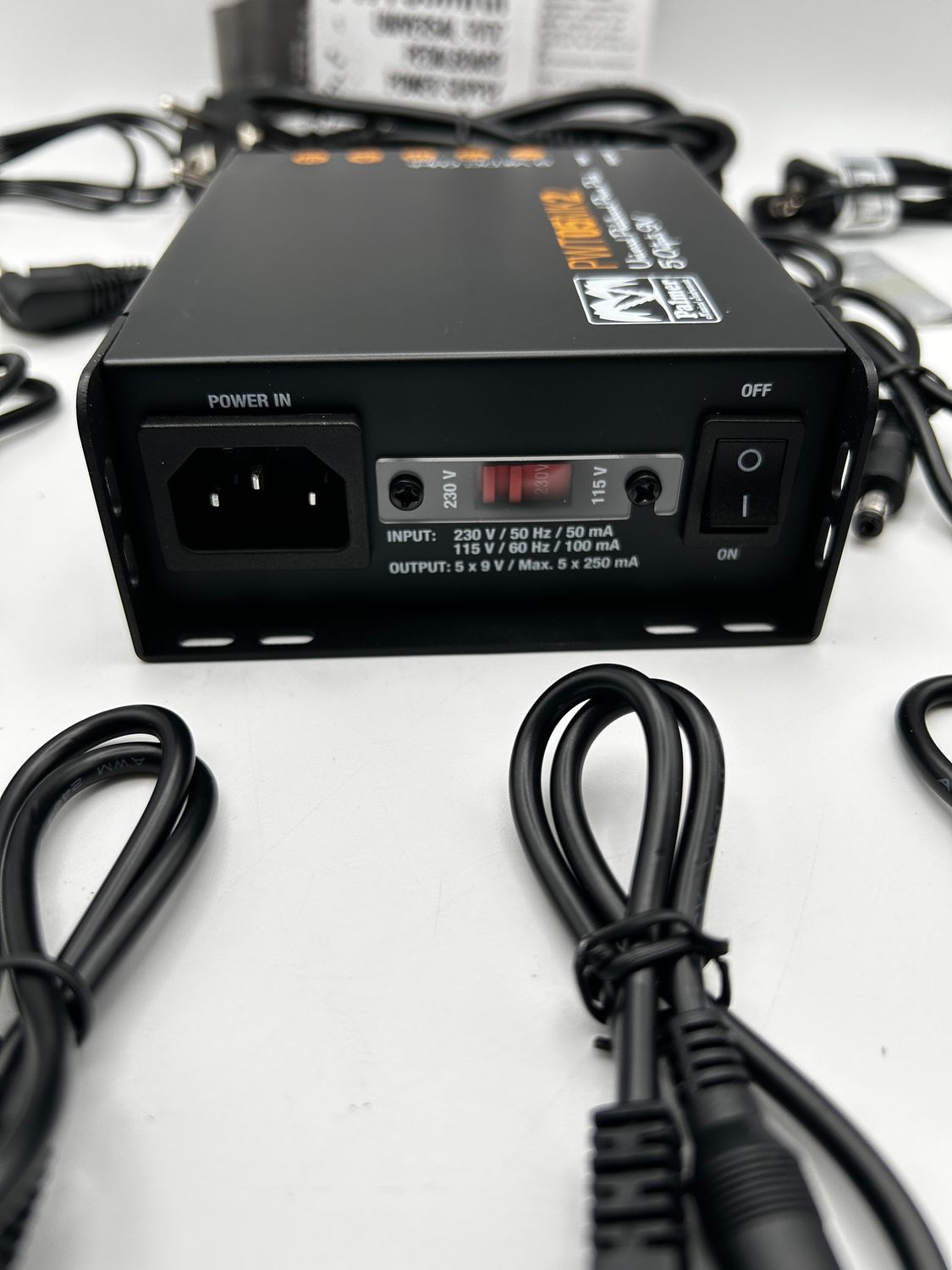 Palmer PWT 05 MK 2 - Uniwersalny zasilacz 9 V do pedalboardów