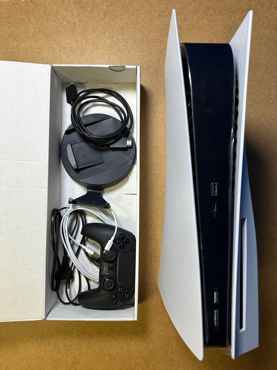 PlayStation 5 (PS5) + kontroler DualSense