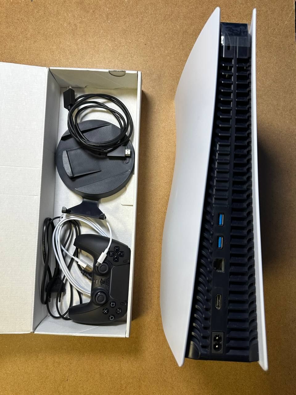PlayStation 5 (PS5) + kontroler DualSense