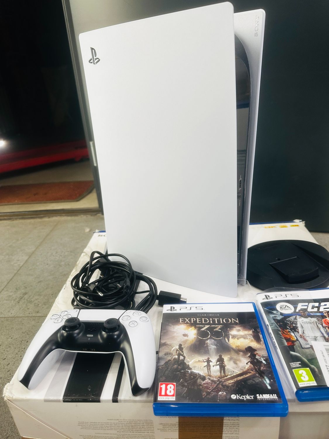 Sony PlayStation 5 Edycja Standard z napędem Blu-ray 4K – biała