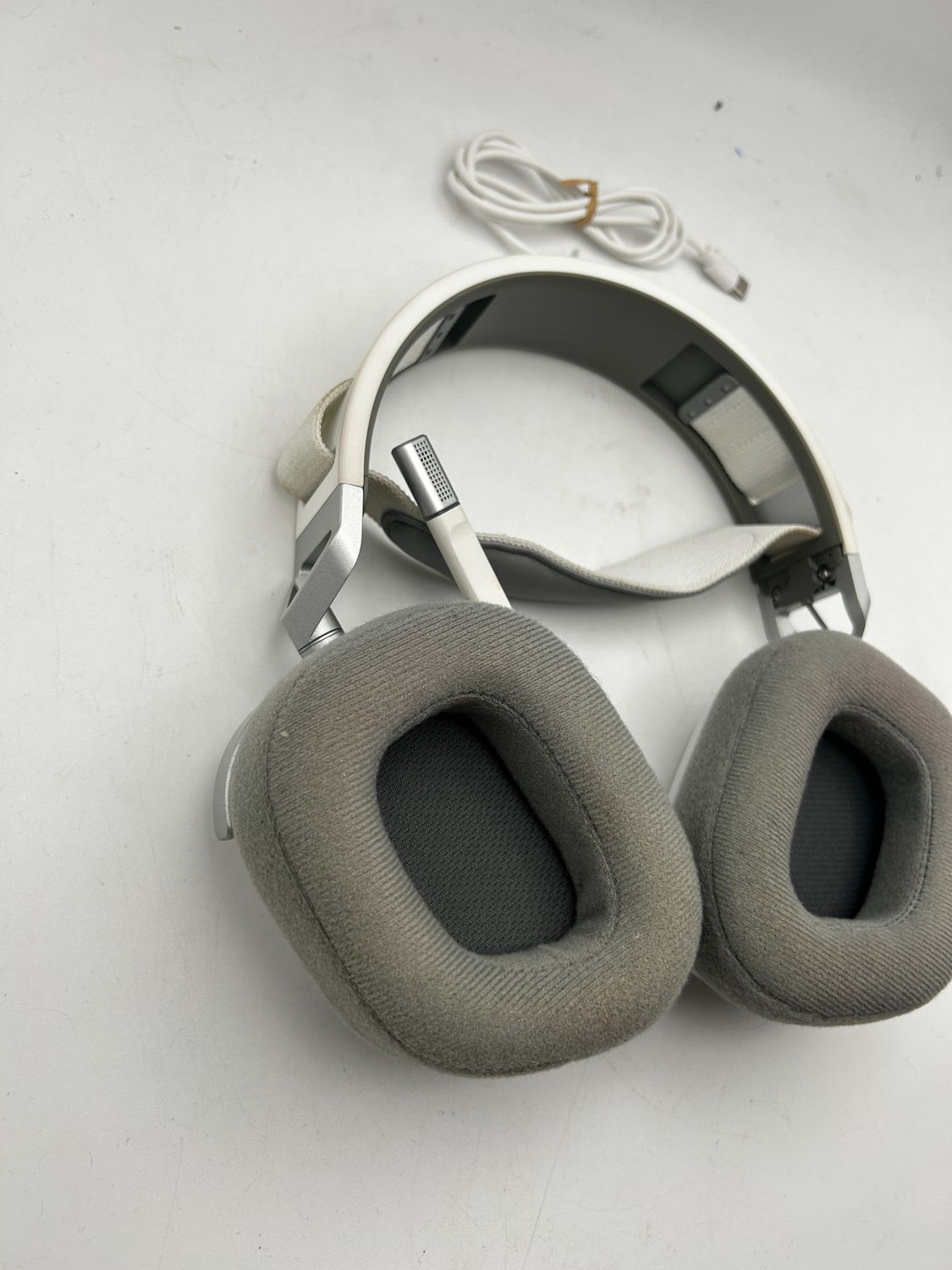 Corsair HS80 MAX WIRELESS – białe słuchawki gamingowe bezprzewodowe