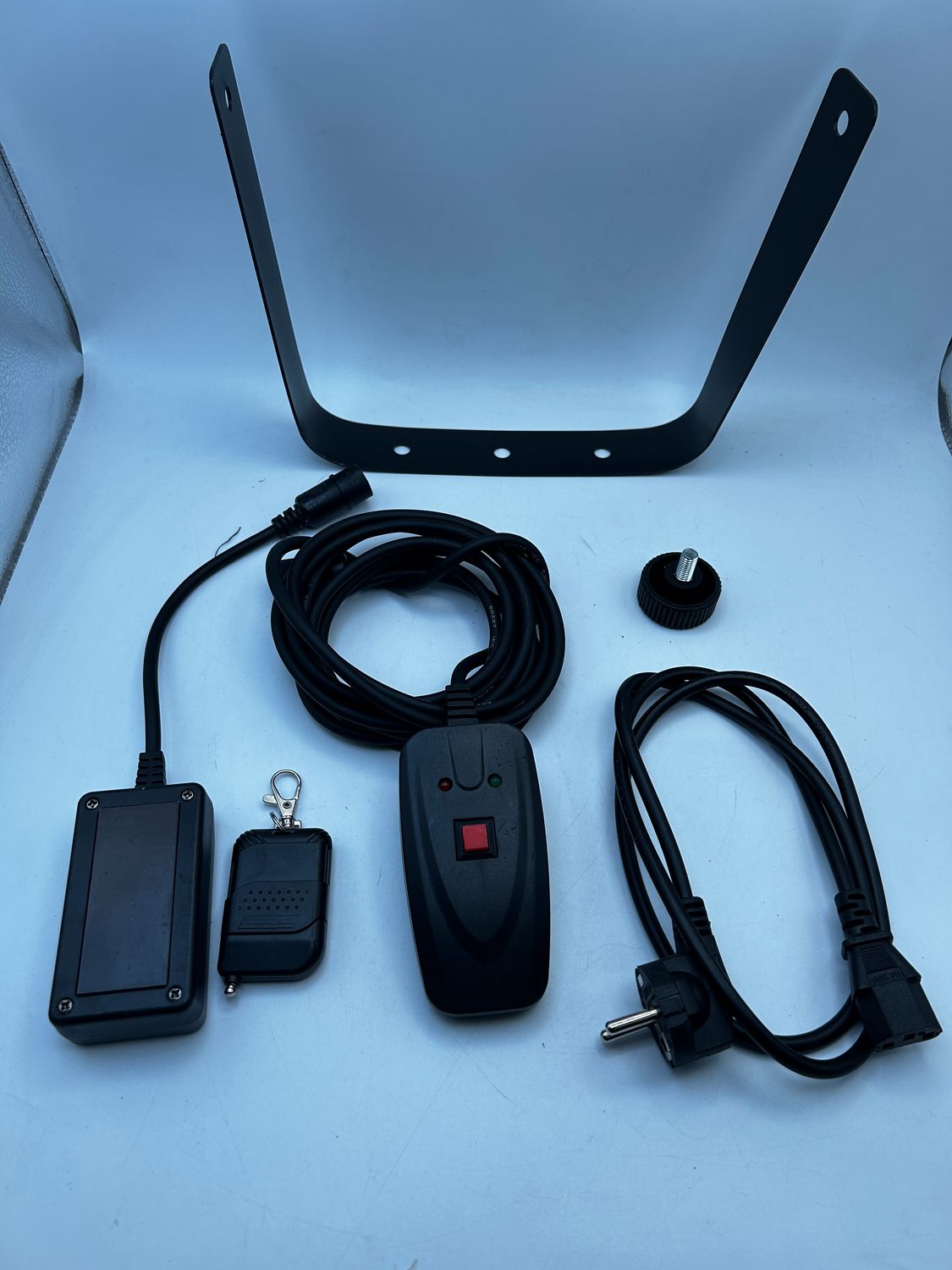 Ibiza LSM900W – maszyna do dymu 900 W z pilotem