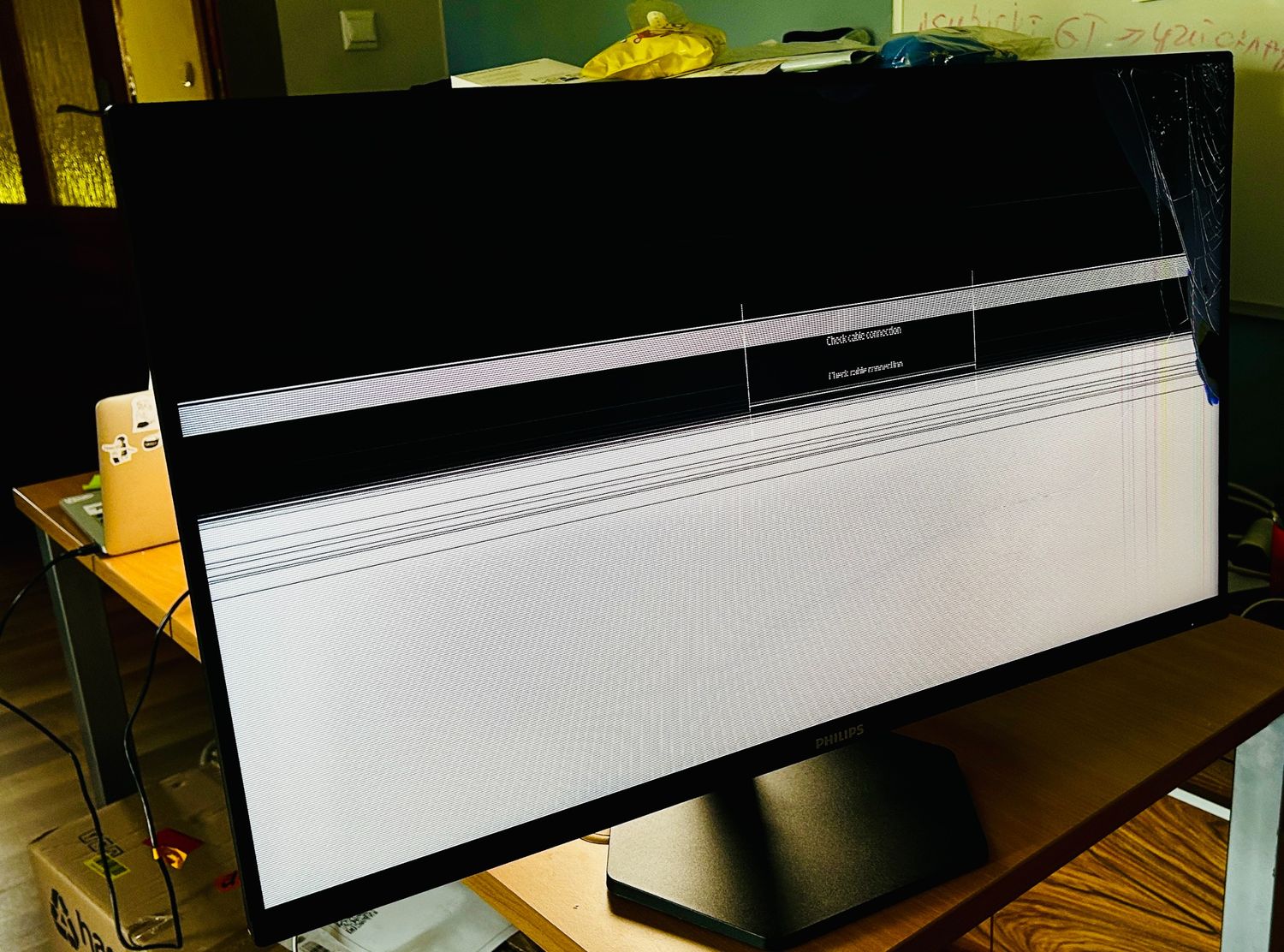 Philips 32E1N3100LA – 32-calowy monitor Full HD z głośnikami, rozbity ekran