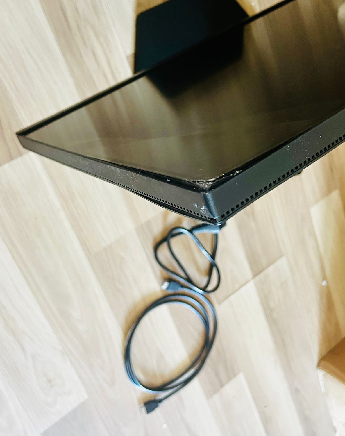 Philips 32E1N3100LA – 32-calowy monitor Full HD z głośnikami, rozbity ekran