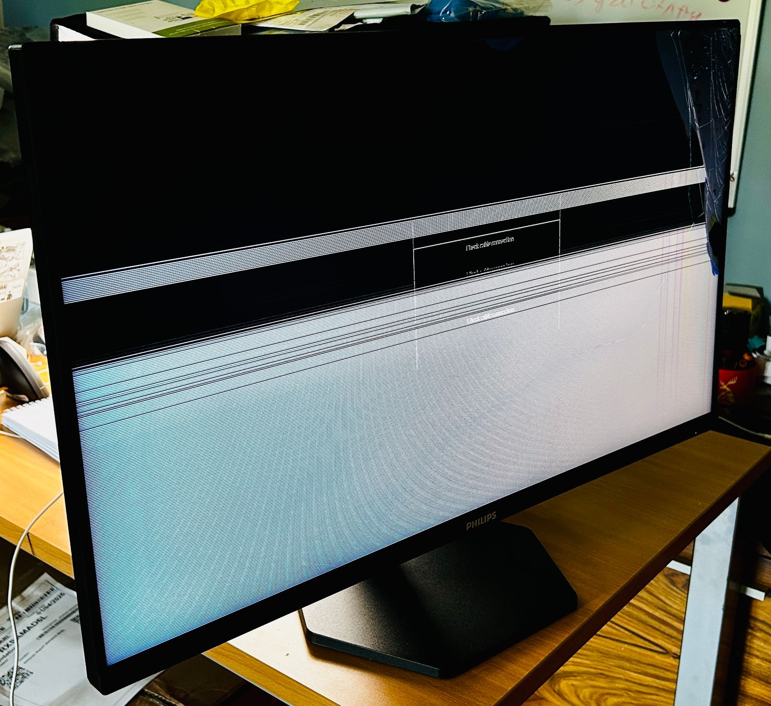 Philips 32E1N3100LA – 32-calowy monitor Full HD z głośnikami, rozbity ekran