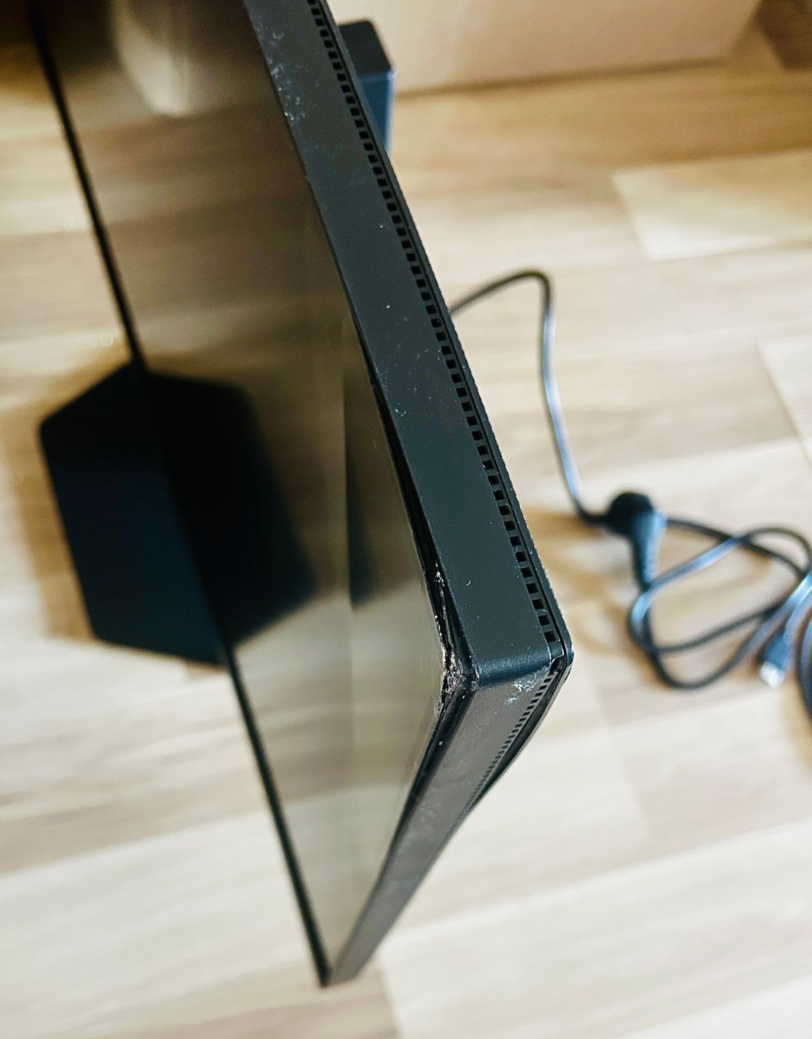 Philips 32E1N3100LA – 32-calowy monitor Full HD z głośnikami, rozbity ekran