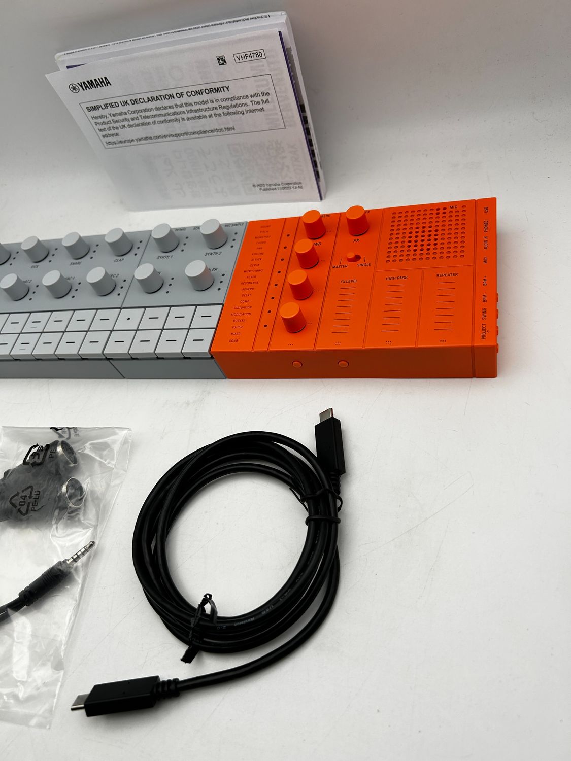 Yamaha SEQTRAK – mobilny groovebox all-in-one, pomarańczowy