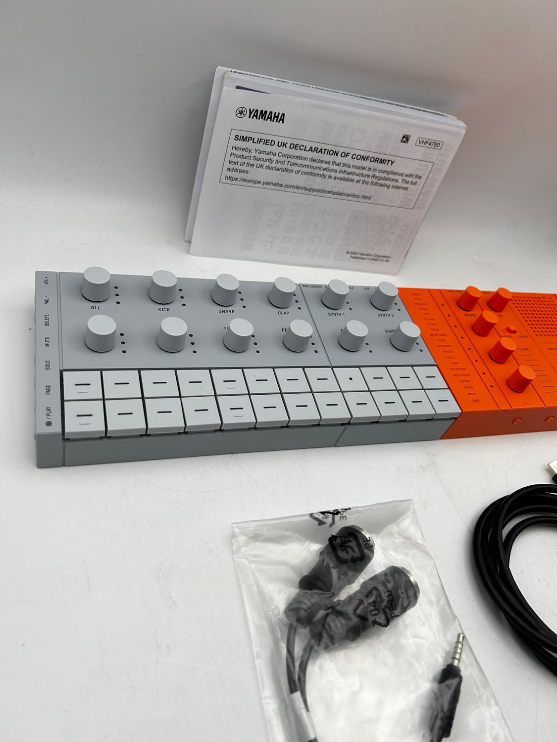 Yamaha SEQTRAK – mobilny groovebox all-in-one, pomarańczowy