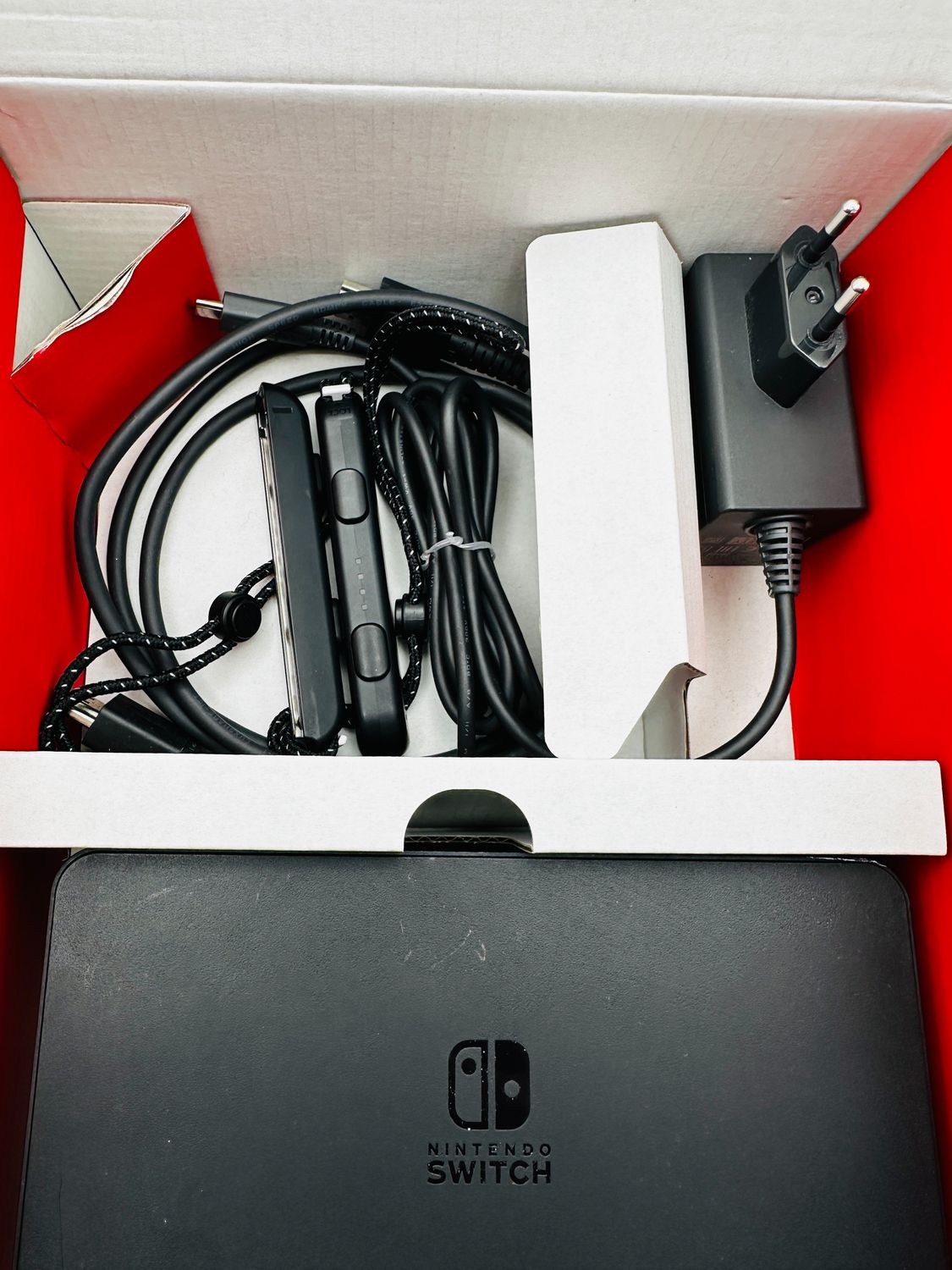 Nintendo Switch z Joy-Con Neon Czerwony i Neon Niebieski – używany, niekompletny