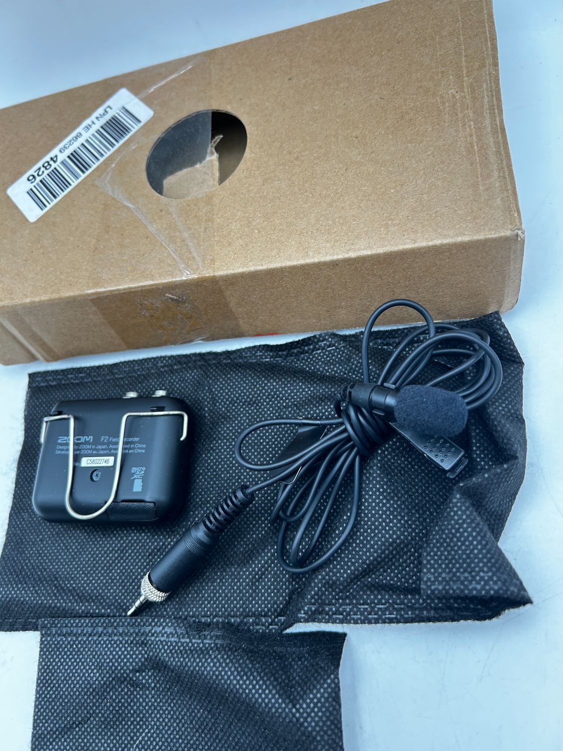 Zoom F2/B Field Recorder z mikrofonem lavalier, czarny