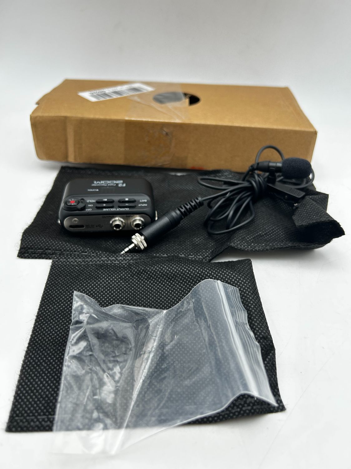 Zoom F2/B Field Recorder z mikrofonem lavalier, czarny