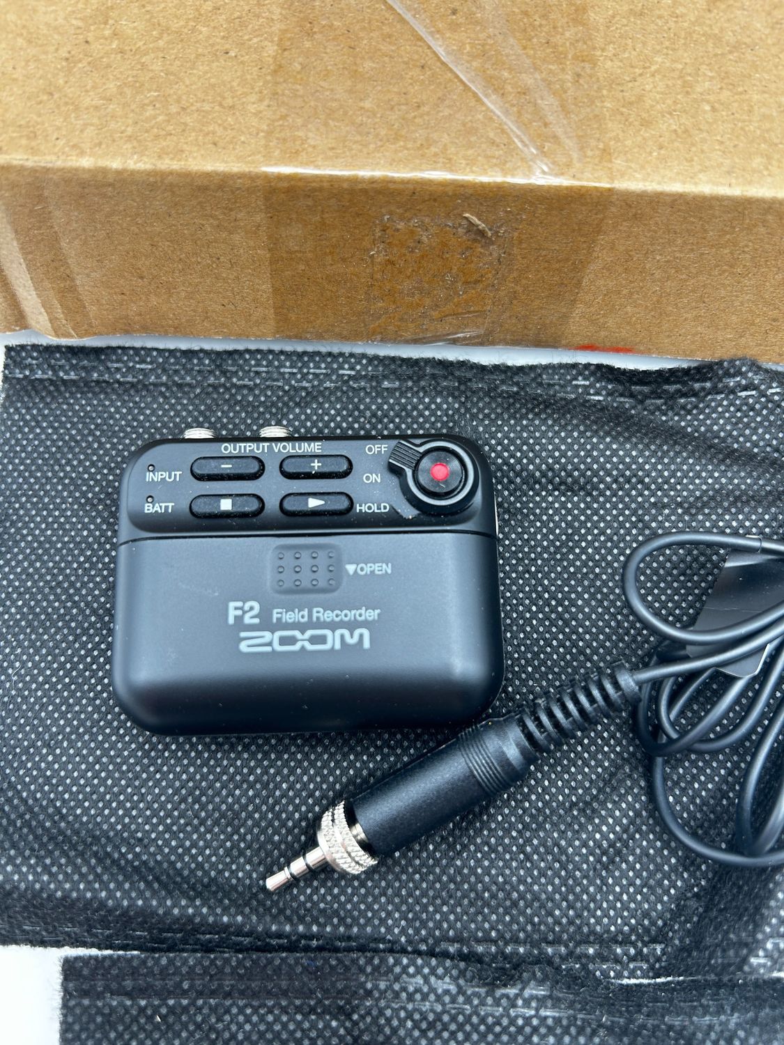 Zoom F2/B Field Recorder z mikrofonem lavalier, czarny