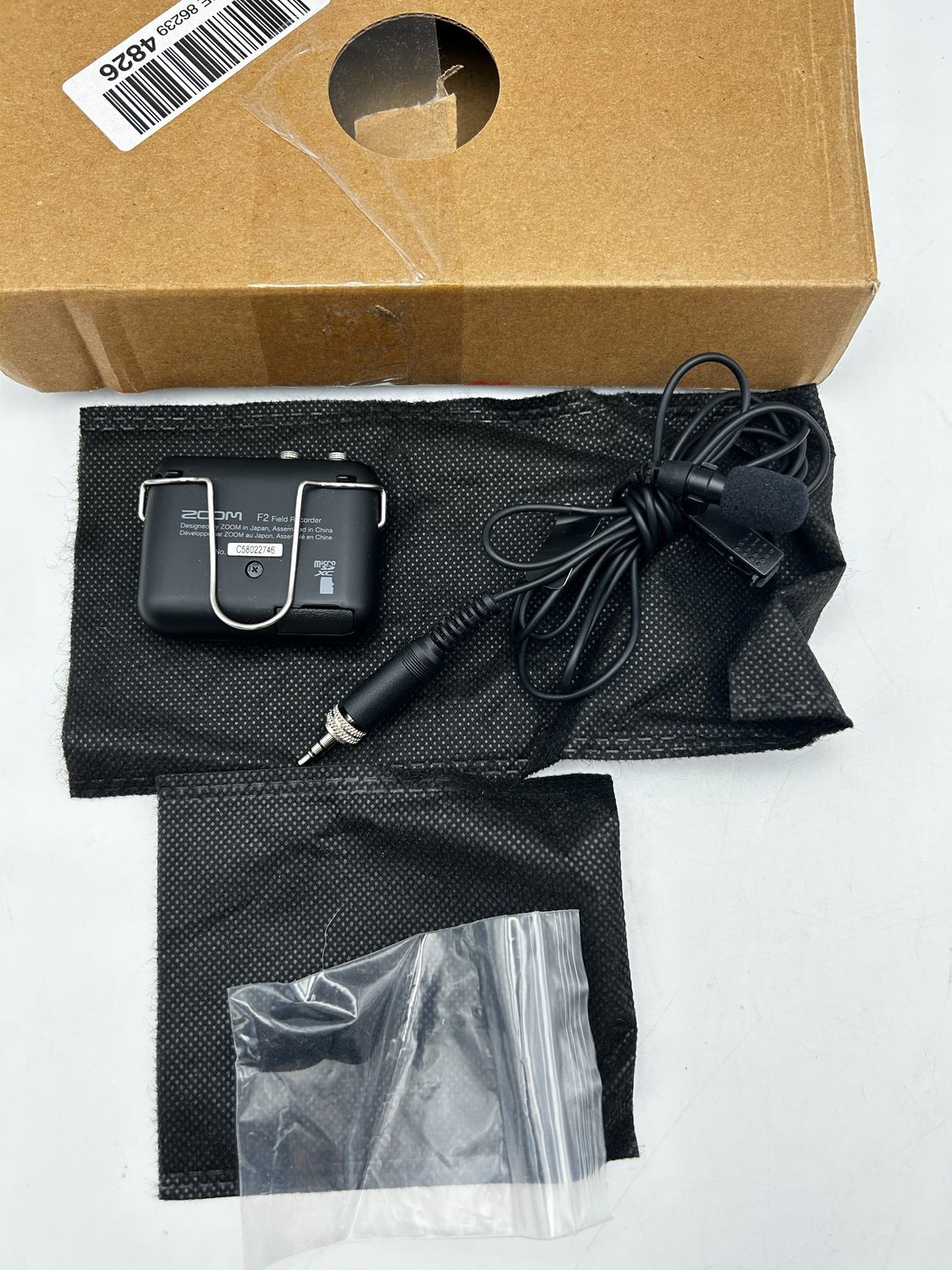 Zoom F2/B Field Recorder z mikrofonem lavalier, czarny