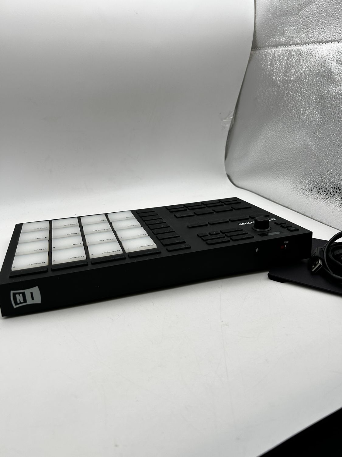 Native Instruments Mikro Mk3, kontroler MIDI USB Drum Pad