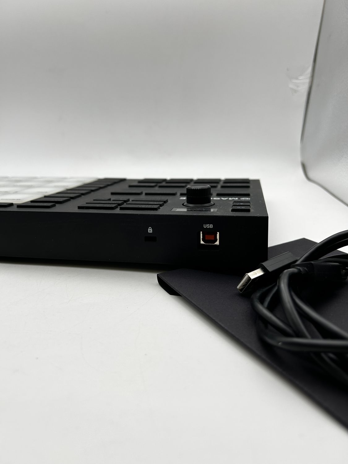 Native Instruments Mikro Mk3, kontroler MIDI USB Drum Pad