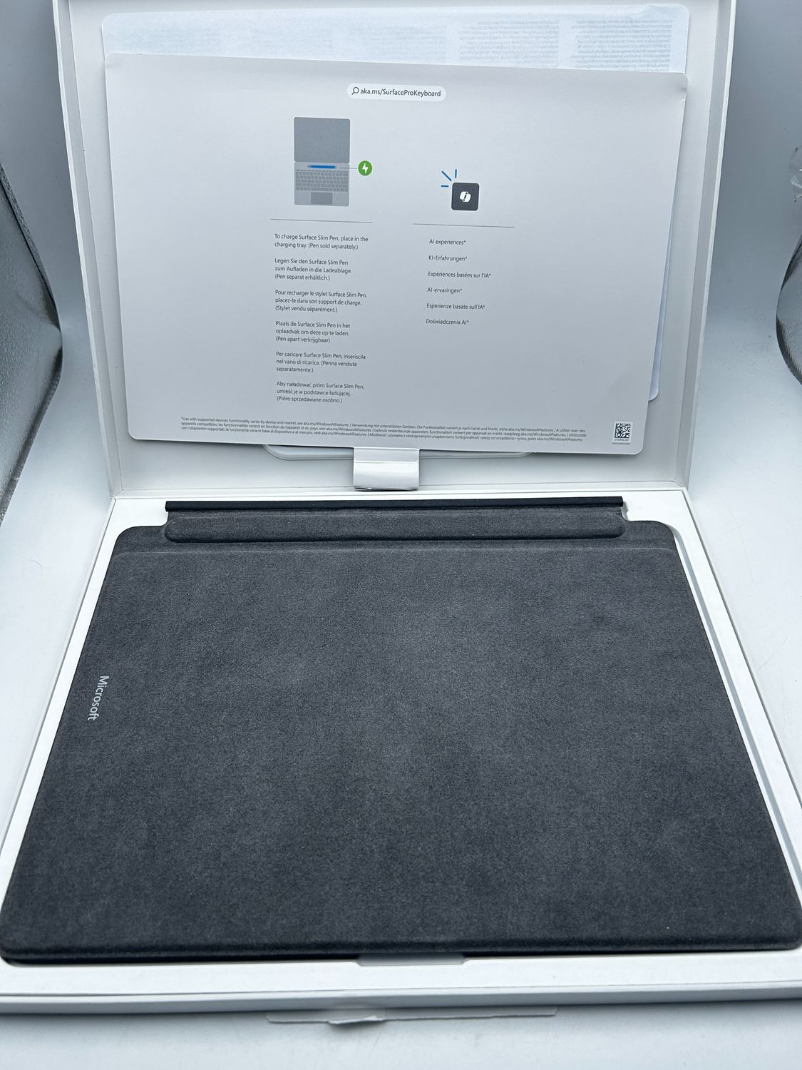 Klawiatura Surface Pro 13" z miejscem na pióro — czarna