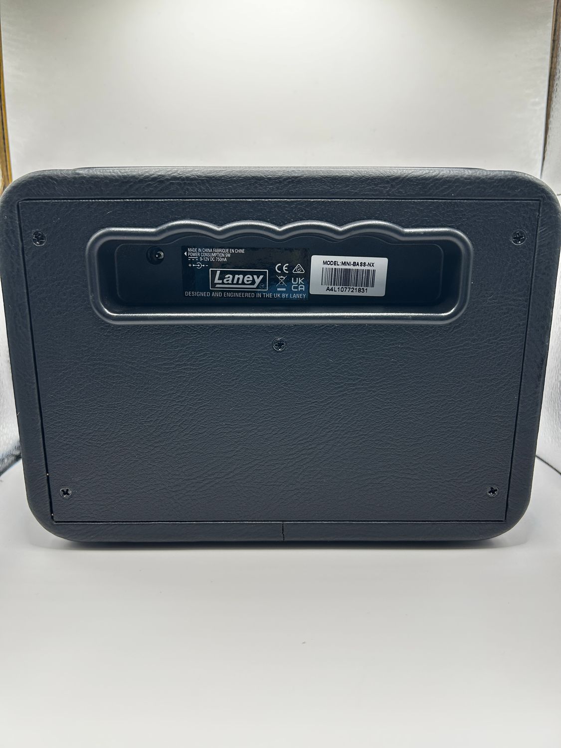 Laney MINI-BASS-NX Nexus Edition — kompaktowy wzmacniacz basowy