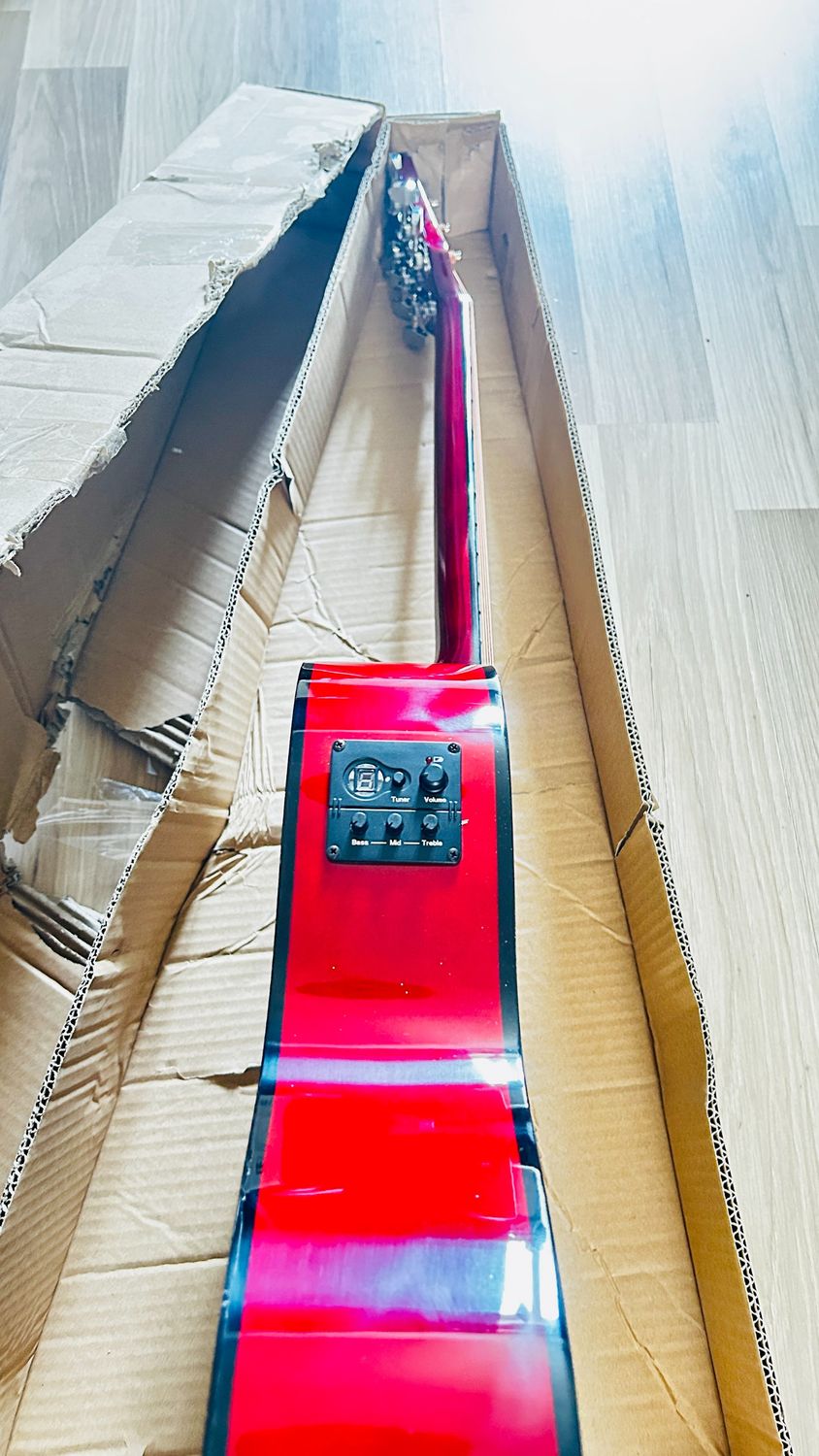 3rd Avenue – gitara elektroakustyczna 4/4 z wycięciem, uszkodzona