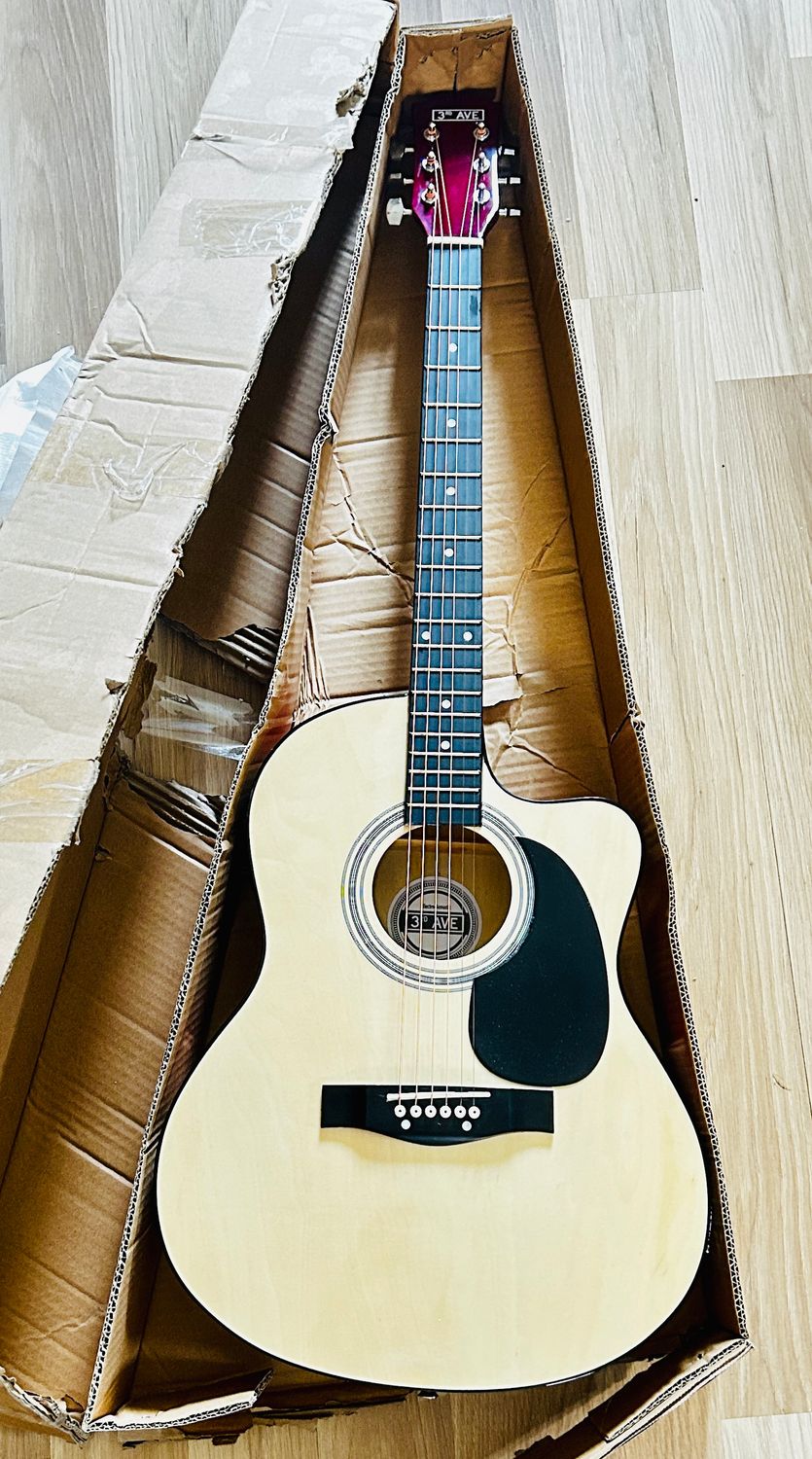 3rd Avenue – gitara elektroakustyczna 4/4 z wycięciem, uszkodzona