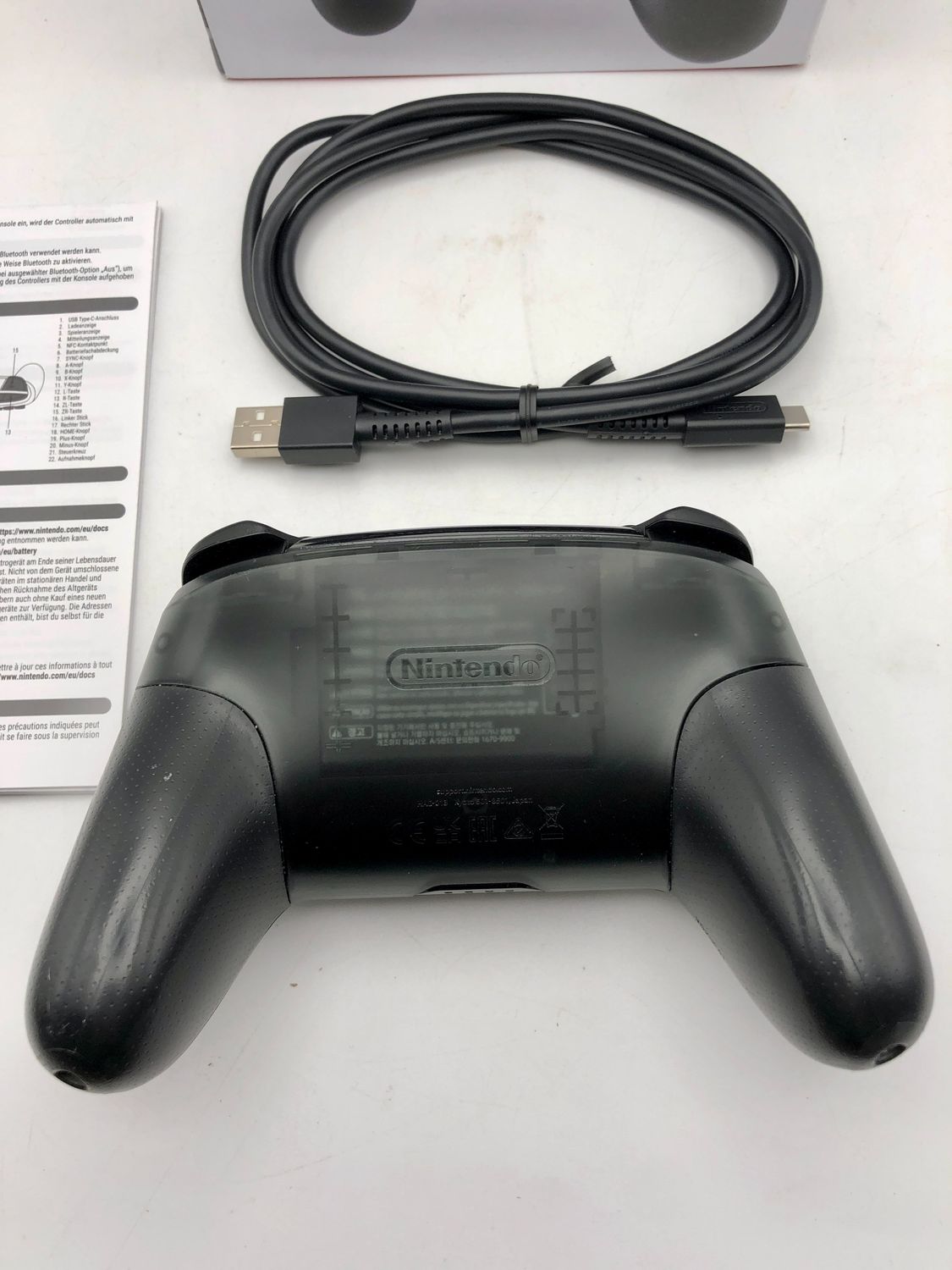 Nintendo Switch – kontroler Pro z przewodowym kablem USB