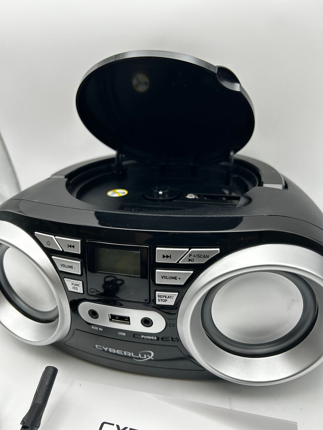 Przenośny odtwarzacz CD Cyberlux z radiem FM
