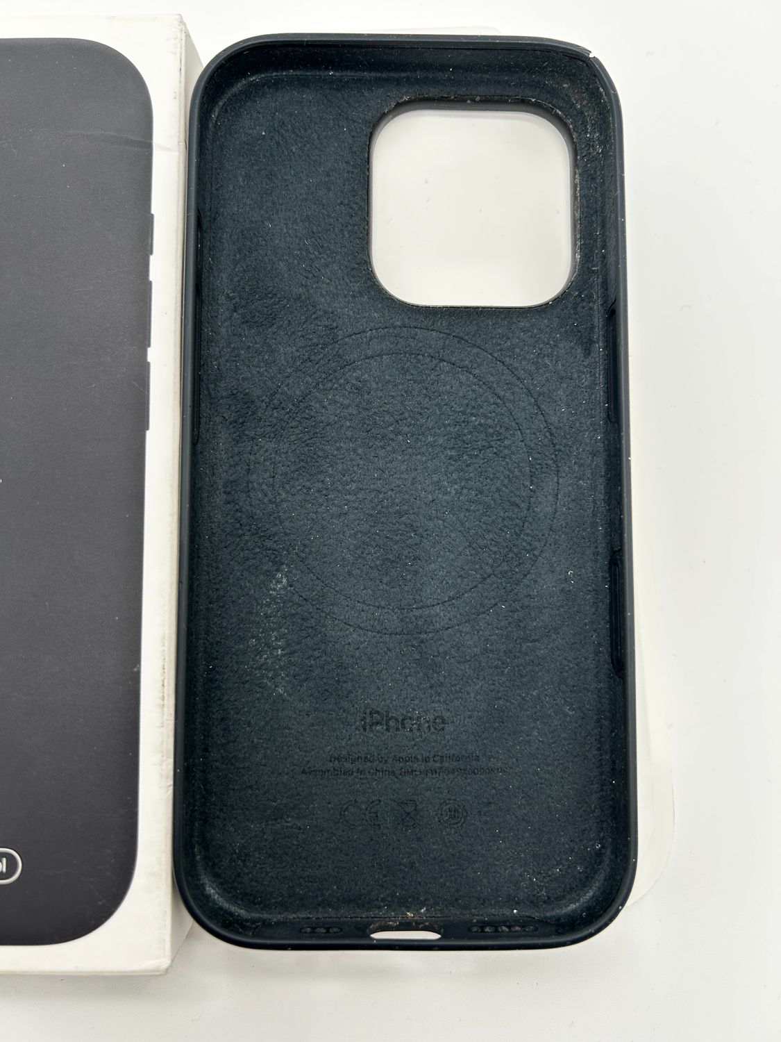 Apple silikonowe etui z MagSafe do iPhone 16 Pro – czarne