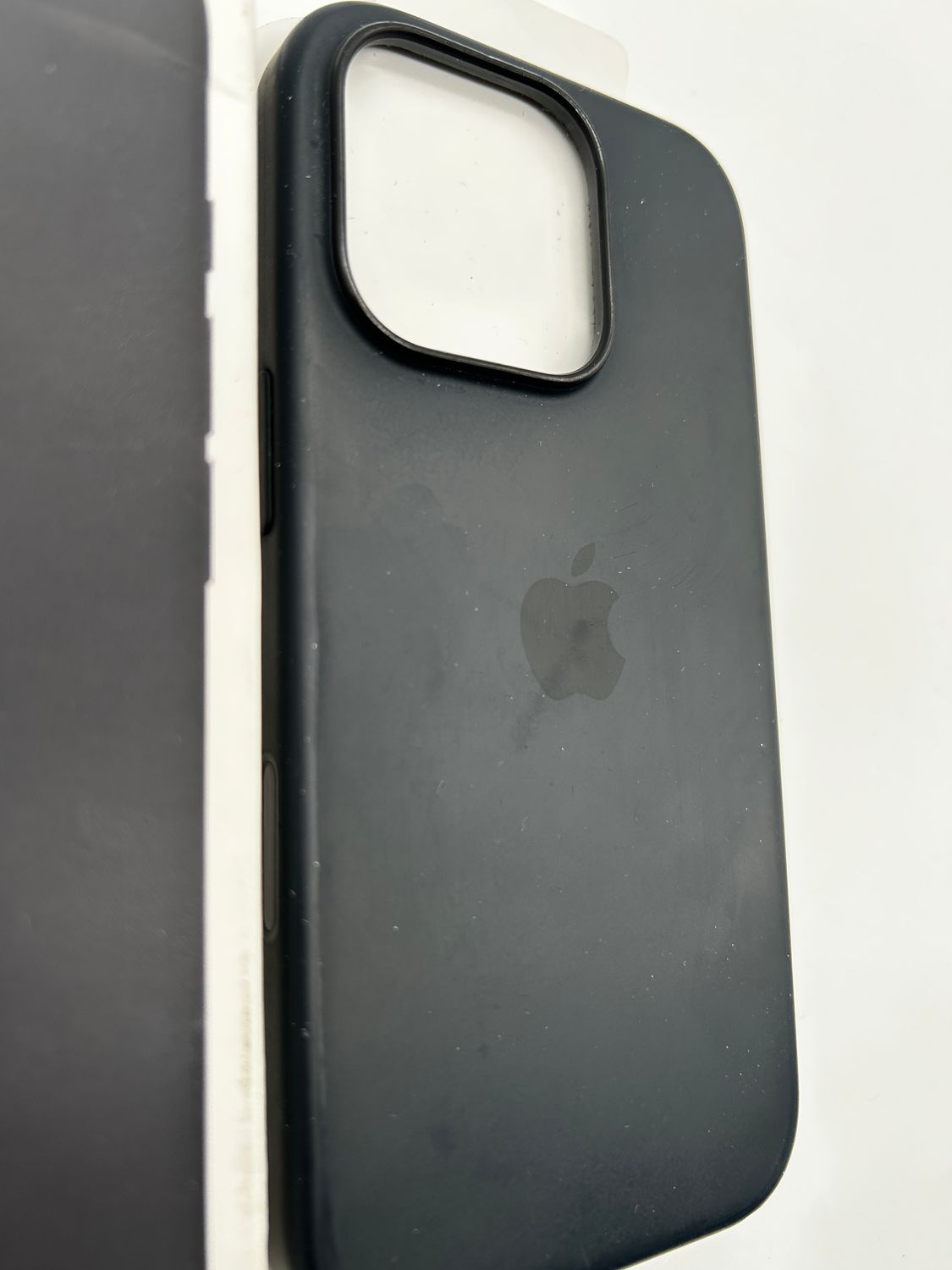 Apple silikonowe etui z MagSafe do iPhone 16 Pro – czarne