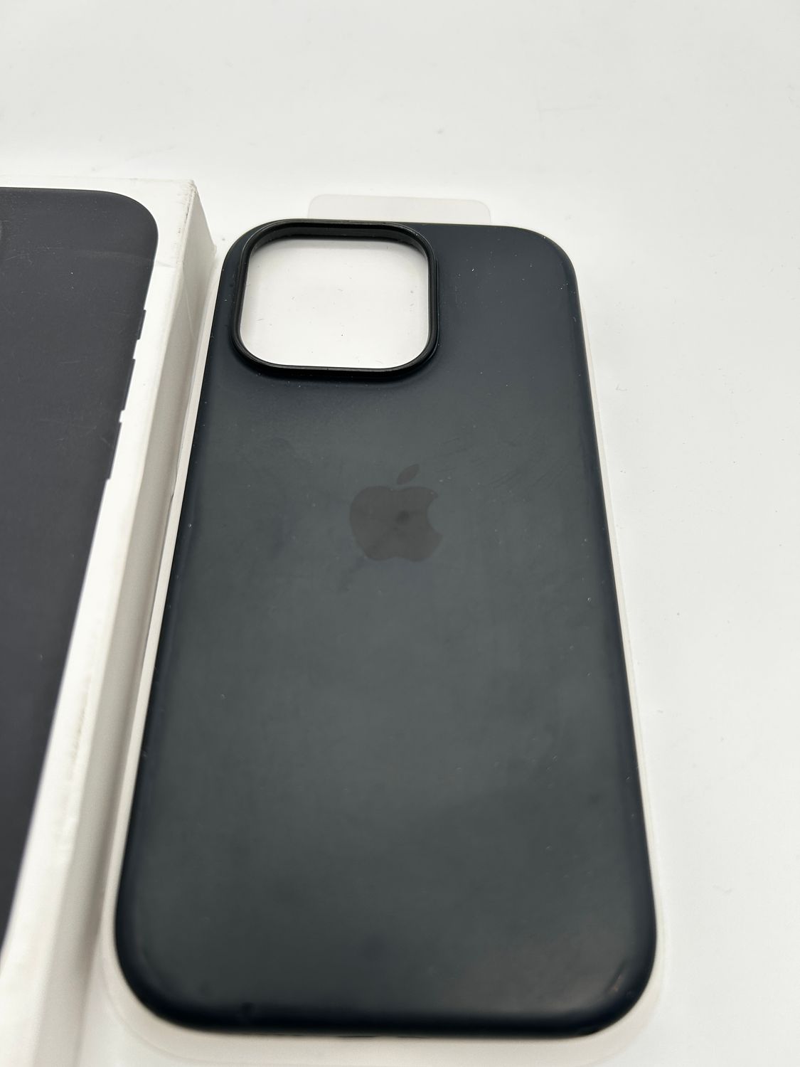 Apple silikonowe etui z MagSafe do iPhone 16 Pro – czarne