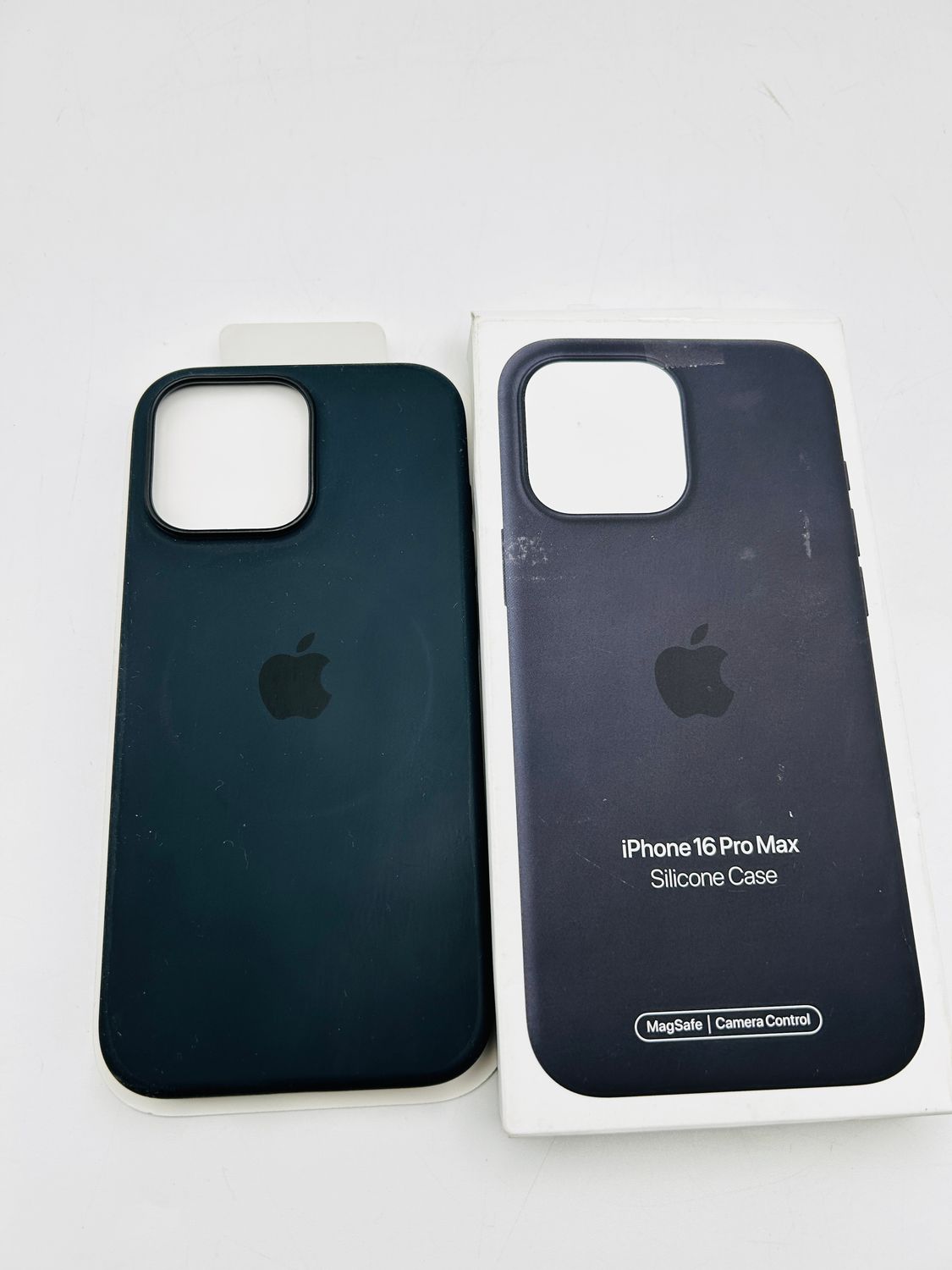 Apple iPhone 16 Pro Max silikonowe etui z MagSafe – czarne