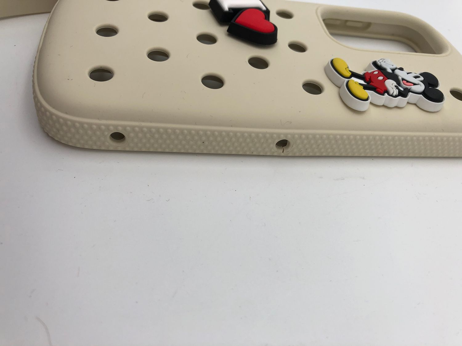 Samsung Crocs – silikonowe etui do S25+, zawiera 2 oryginalne ozdoby J