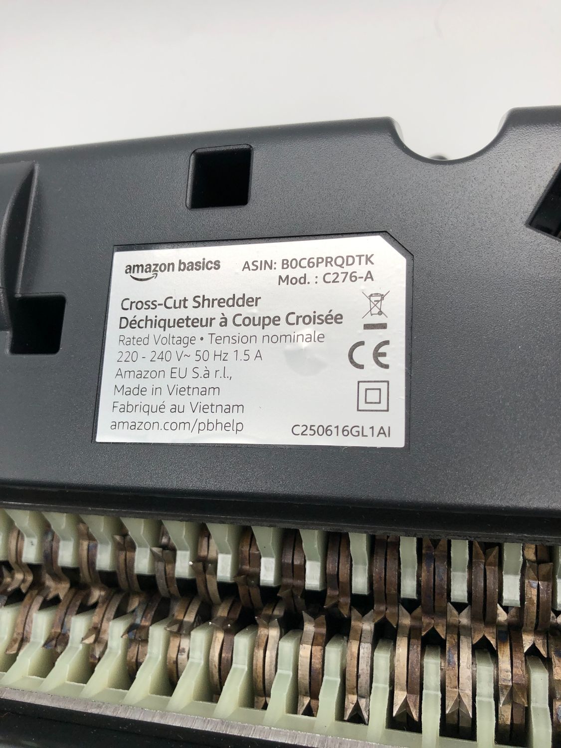Amazon Basics Przekrój niszczarki do 8 arkuszy, papieru i kart kredytó