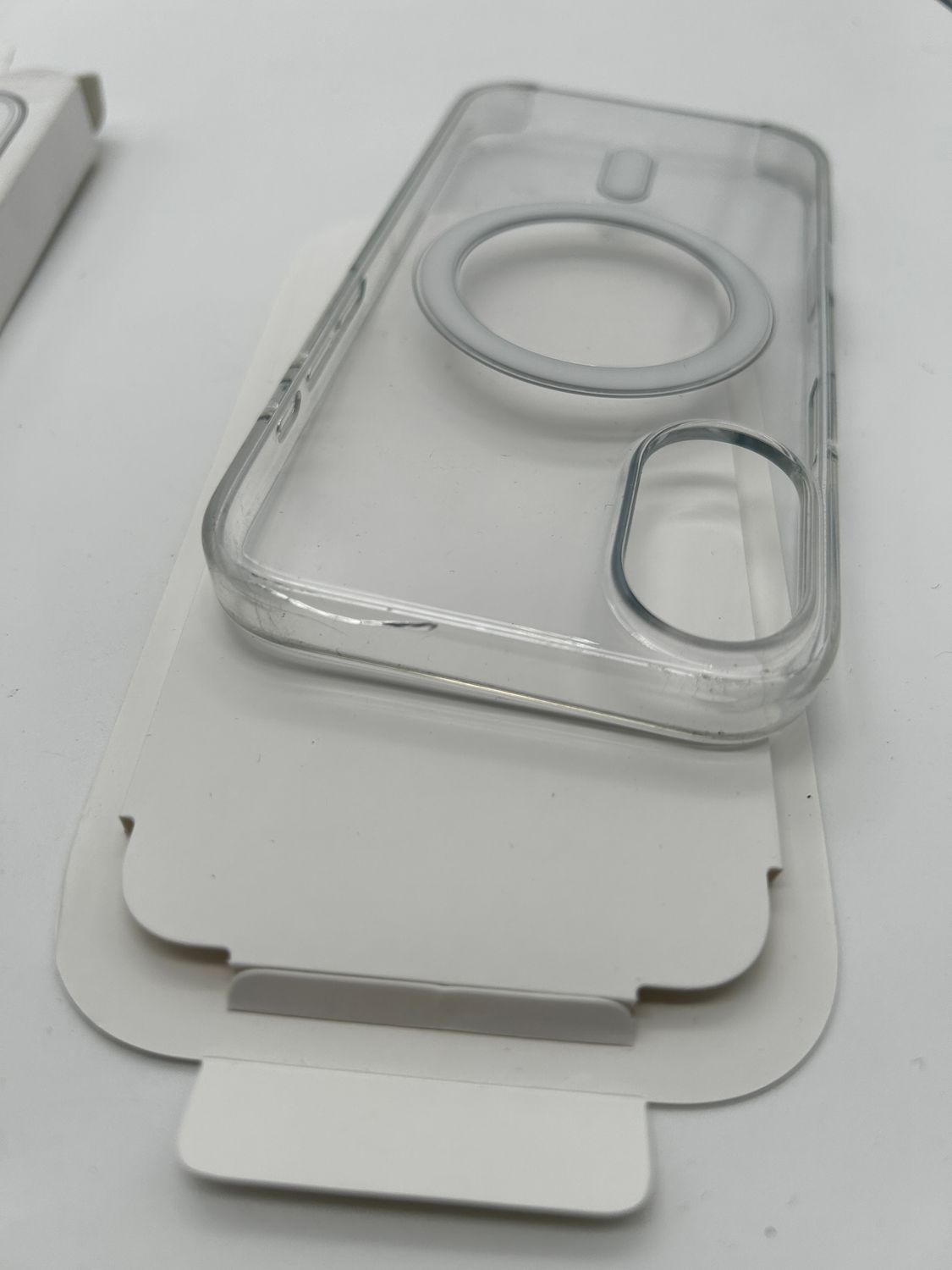 Apple iPhone 16 etui Clear z MagSafe