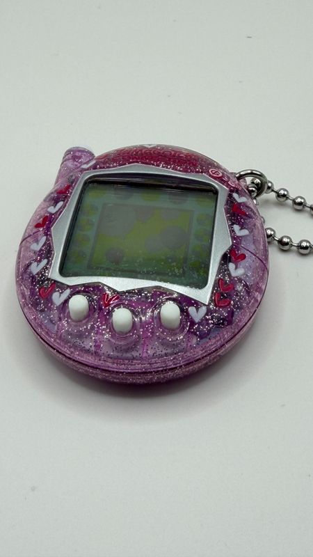 Tamagotchi Connection Pink Glitter – interaktywne wirtualne zwierzątko