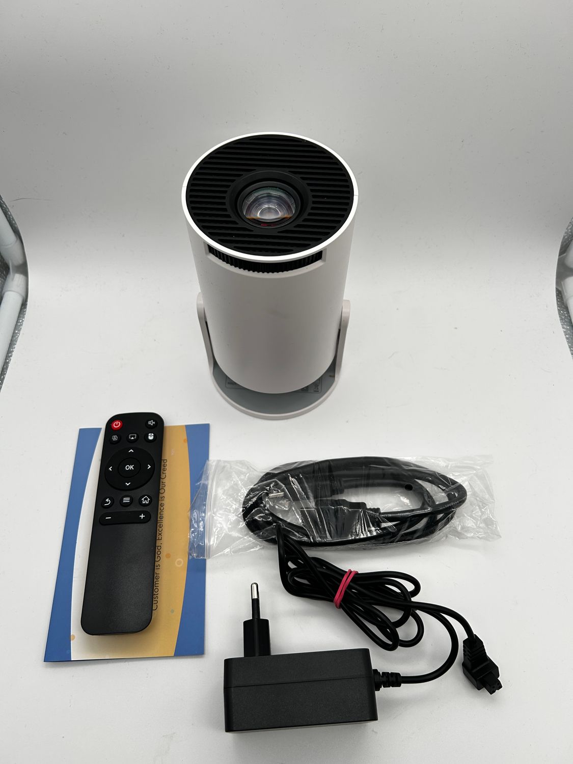 Mini projektor Einyoumily 4K z Android 11