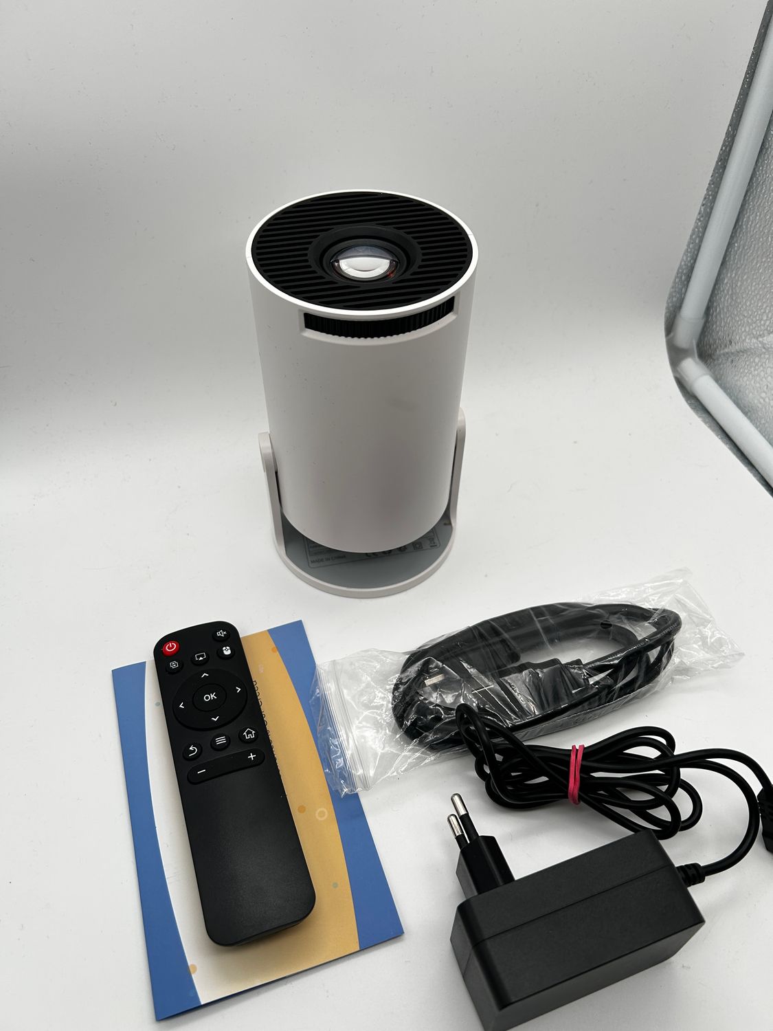 Mini projektor Einyoumily 4K z Android 11