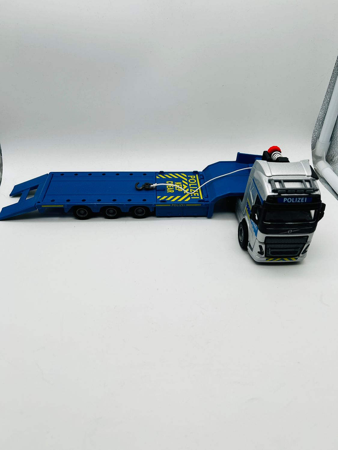 Majorette Zestaw pojazdów Volvo FH-16 Police Truck z helikopterem