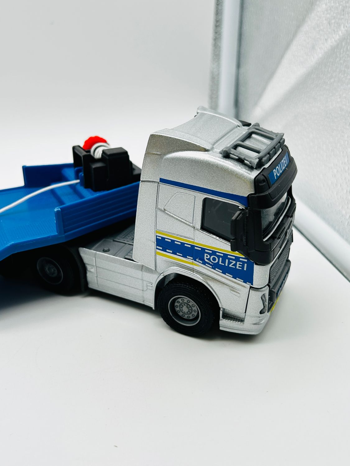 Majorette Zestaw pojazdów Volvo FH-16 Police Truck z helikopterem