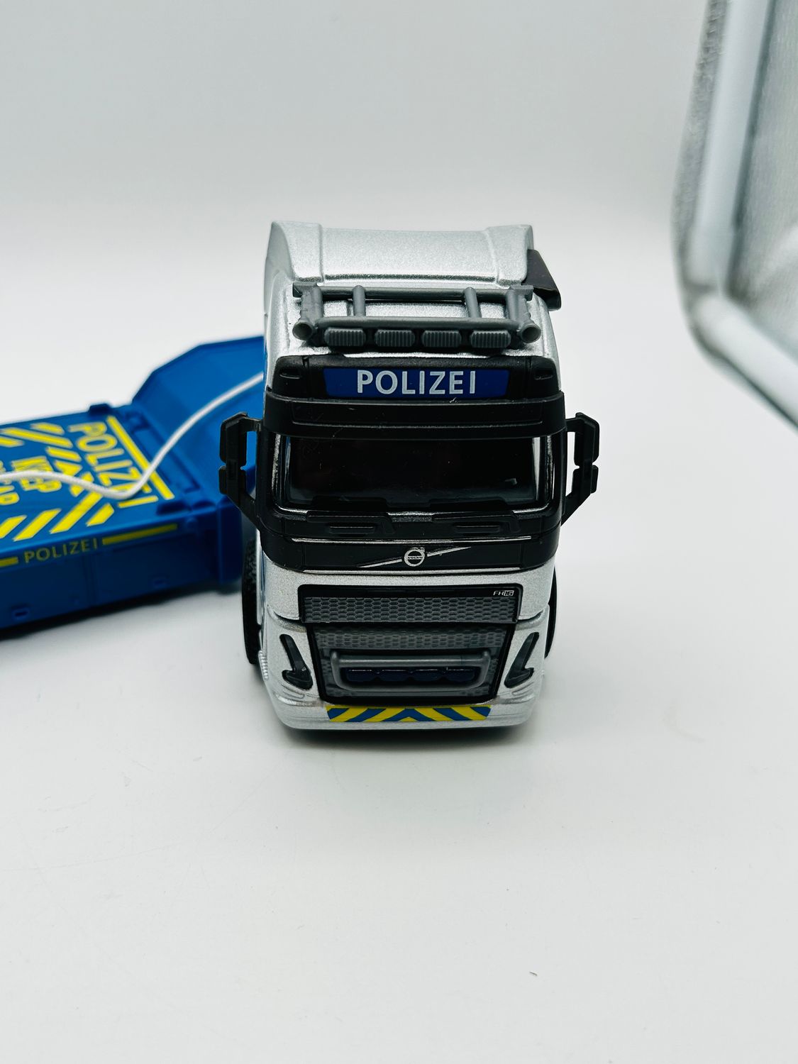 Majorette Zestaw pojazdów Volvo FH-16 Police Truck z helikopterem