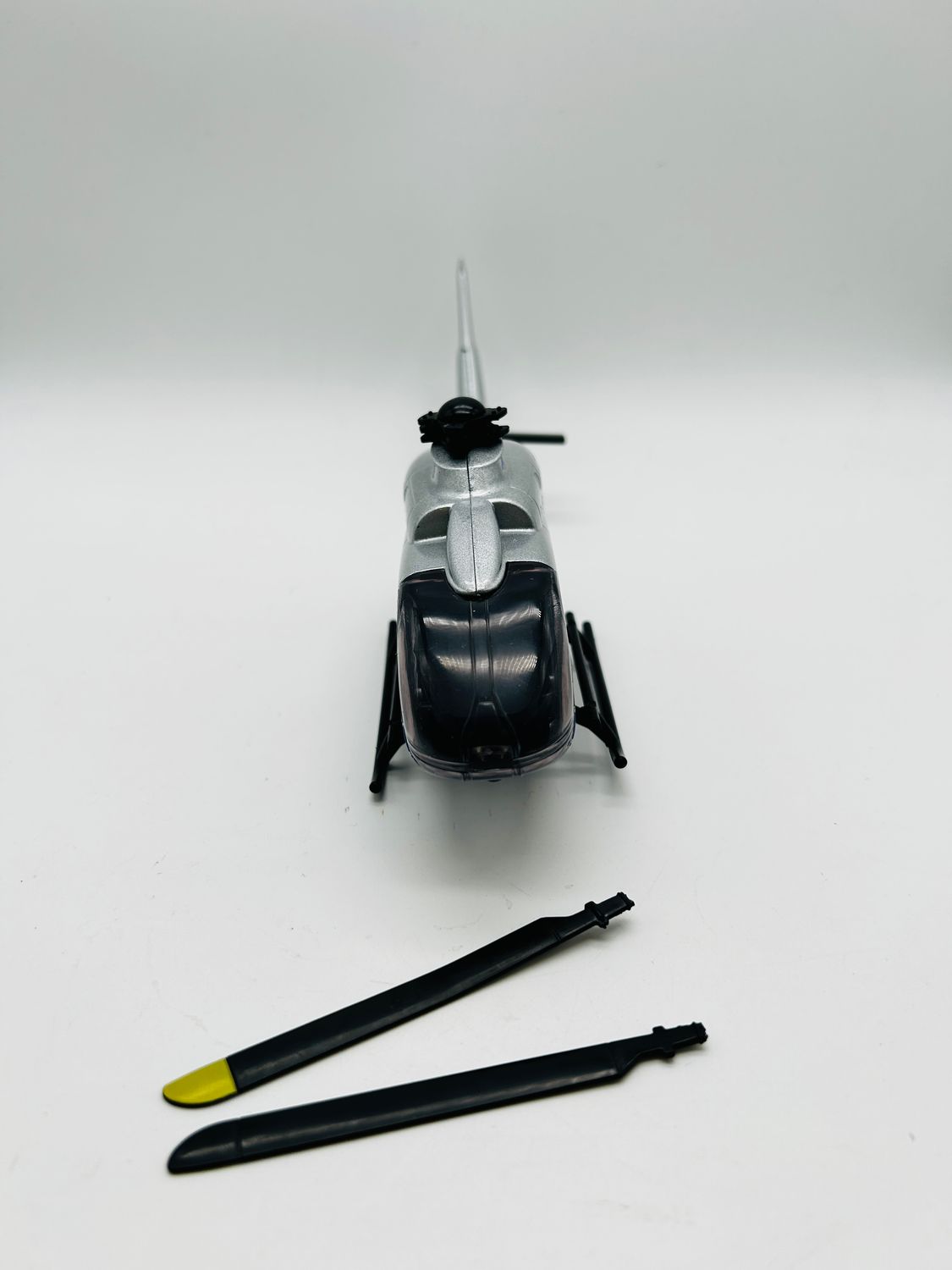 Majorette Zestaw pojazdów Volvo FH-16 Police Truck z helikopterem