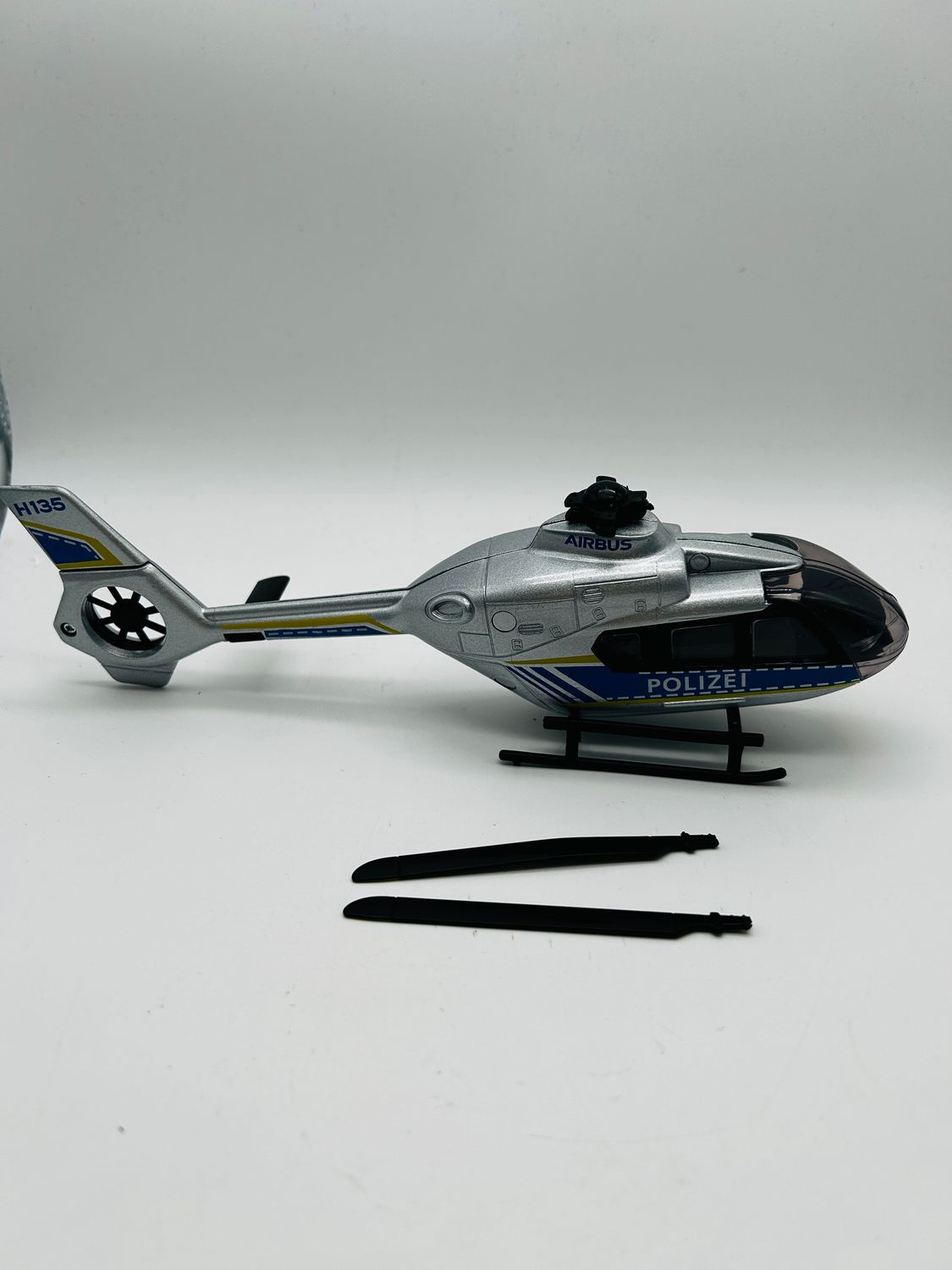 Majorette Zestaw pojazdów Volvo FH-16 Police Truck z helikopterem