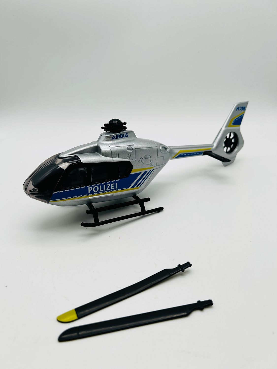 Majorette Zestaw pojazdów Volvo FH-16 Police Truck z helikopterem