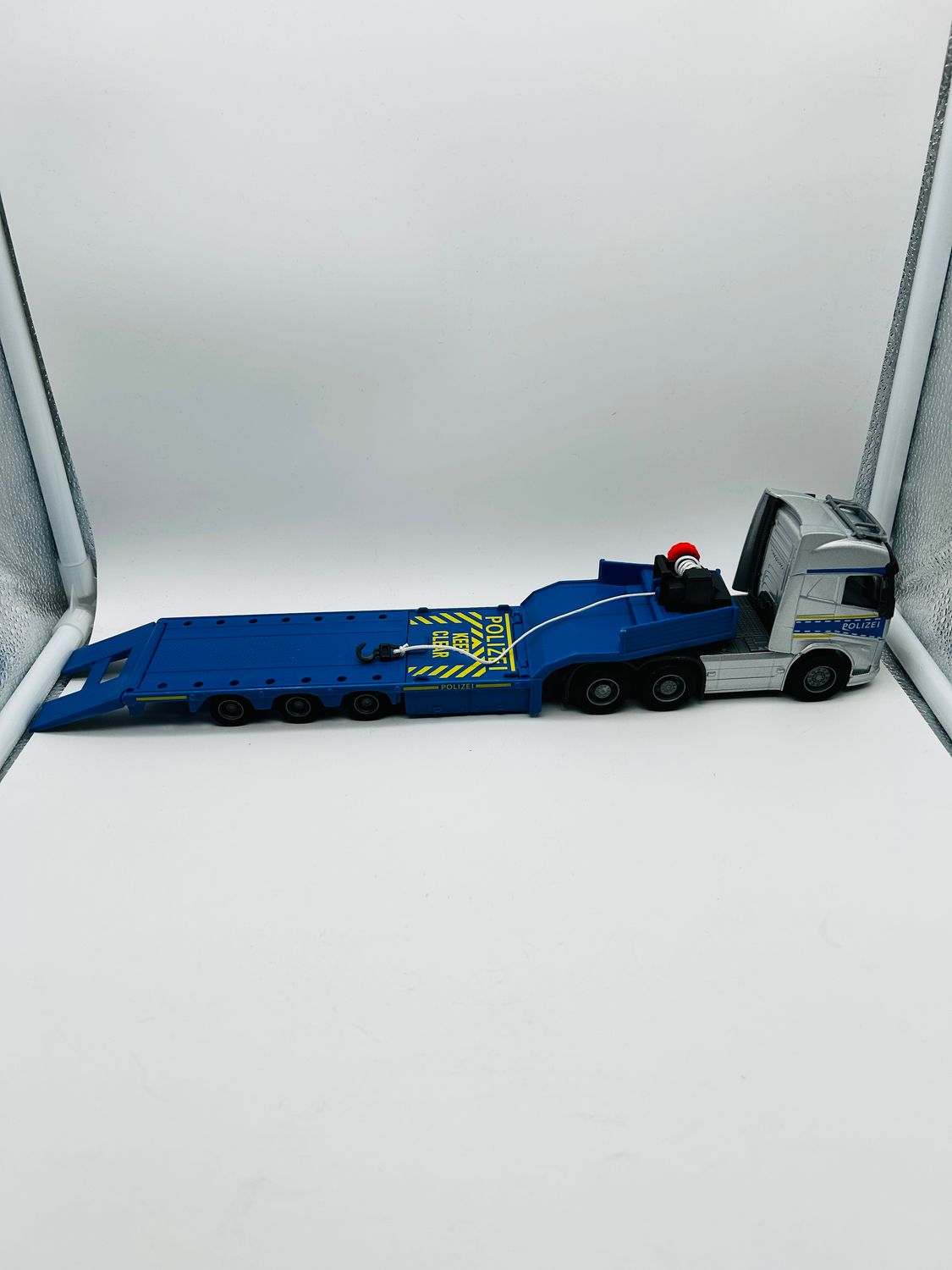 Majorette Zestaw pojazdów Volvo FH-16 Police Truck z helikopterem