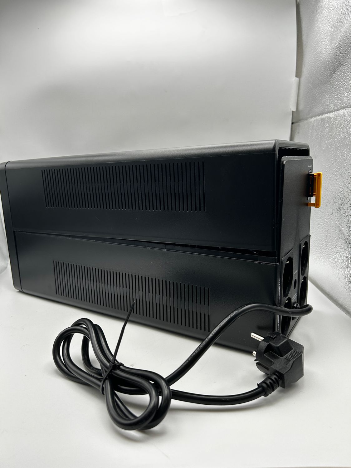 APC Easy UPS BVX BVX1200LI-GR — zasilacz awaryjny UPS