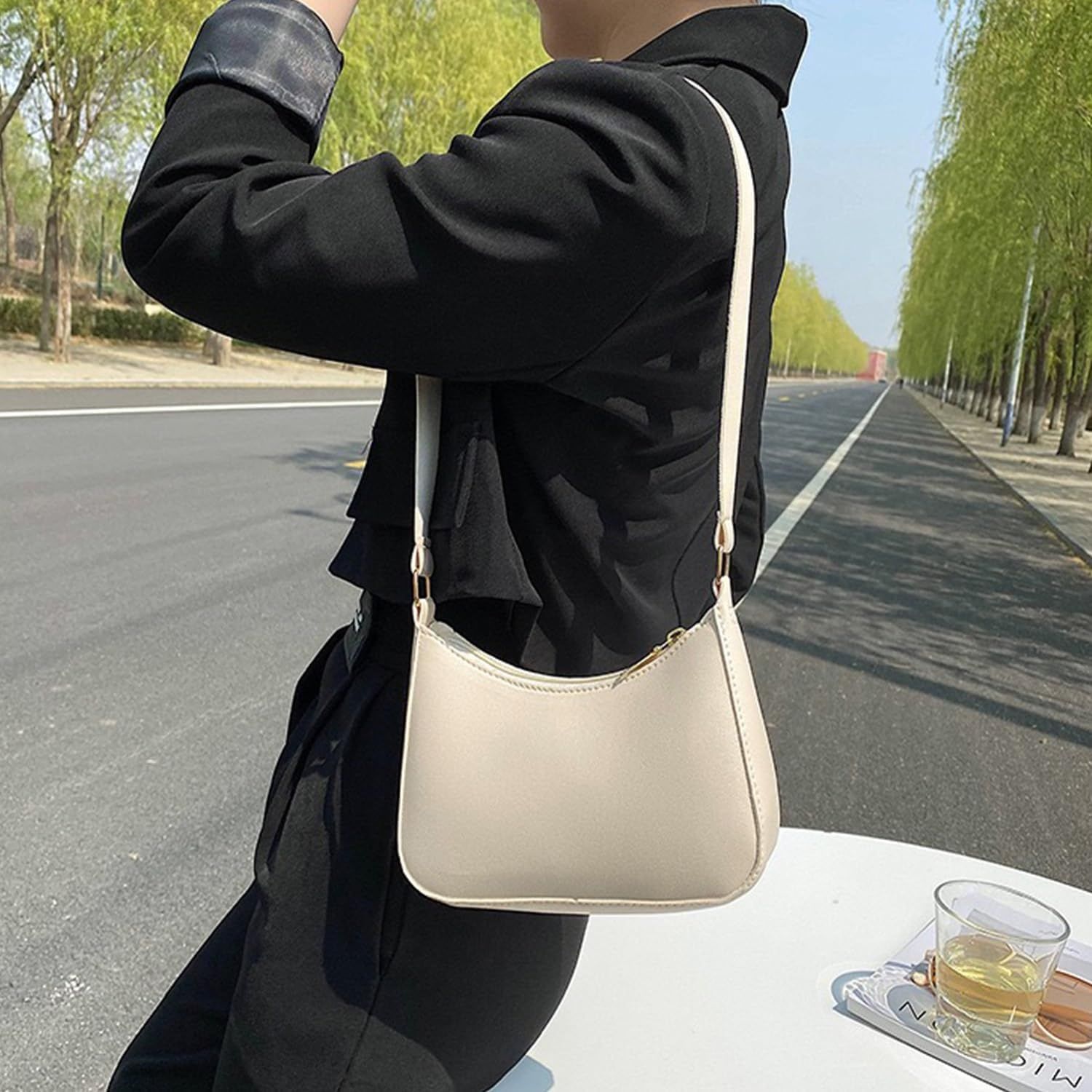 Mała torebka damska typu półksiężyc – beżowo‑biała listonoszka z PU