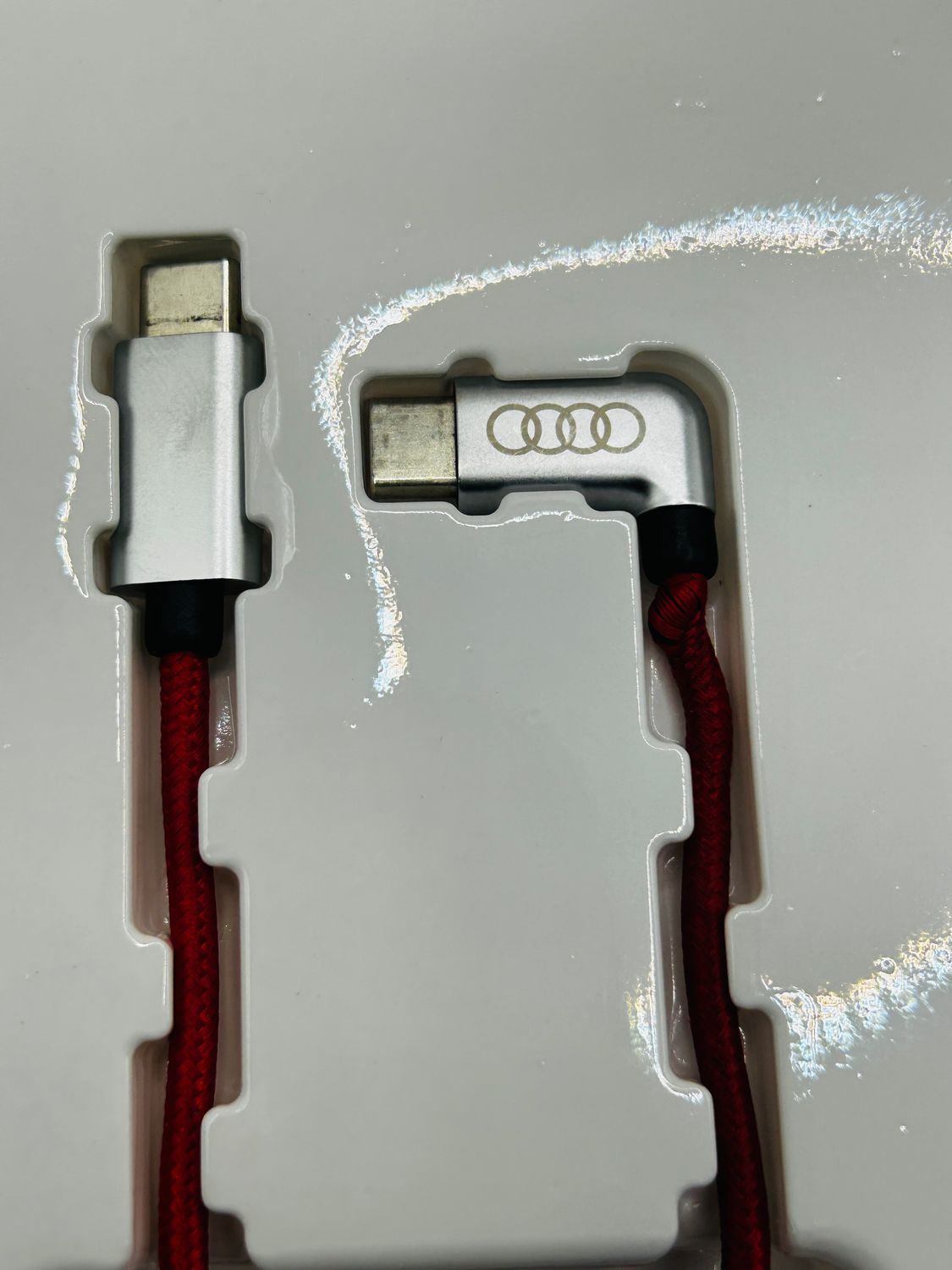 Audi 8S0051435L kabel do ładowania USB-C na USB-C czerwony