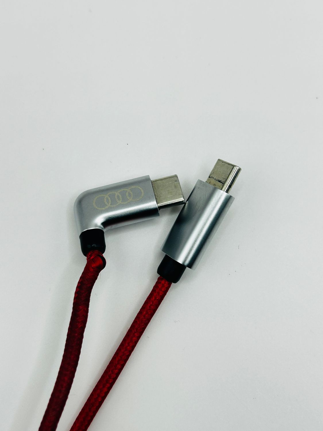 Audi 8S0051435L kabel do ładowania USB-C na USB-C czerwony