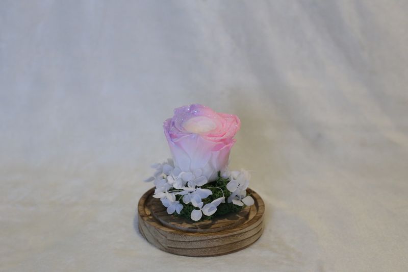 Petite cloche avec hortensia et rose rose et violette avec paillette