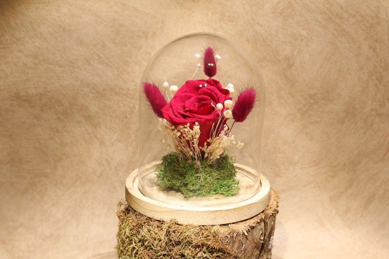 Petite cloche personnalisée avec fleurs séchées rouges + 1 rose éternelle