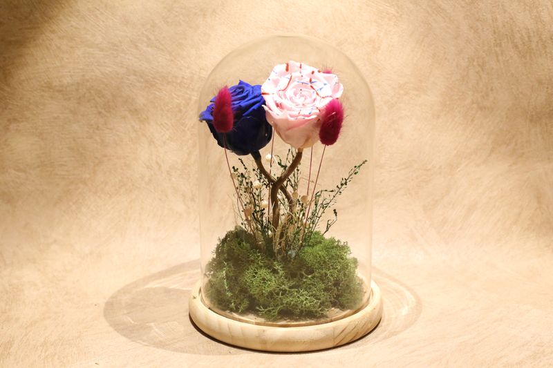 Grande cloche personnalisée avec fleurs séchées rouges + 2 roses éternelles